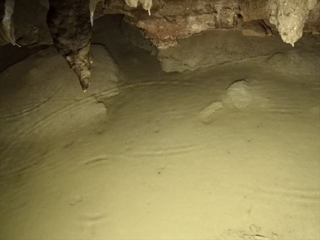 洞窟内の川