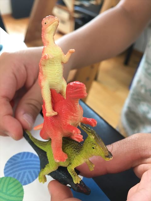 恐竜の人形