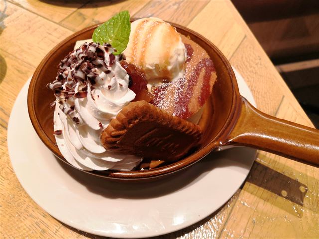 デザート｜アップル＆シナモンジャムのキャラメルパンケーキ