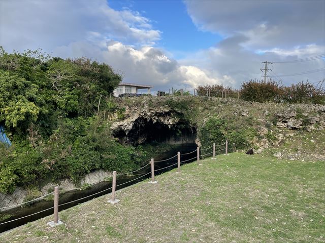 沖縄唯一の天然自然橋八重瀬町の「ハナンダー」