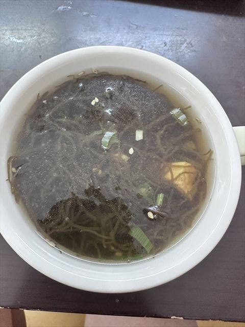 こってり料理の救世主！癒やしの「もずくスープ」