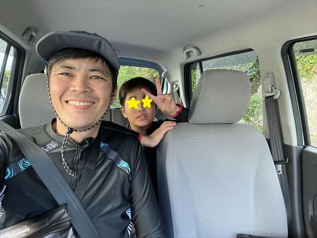 出発前の車内。父は荷物係、次男は「早く早く」係