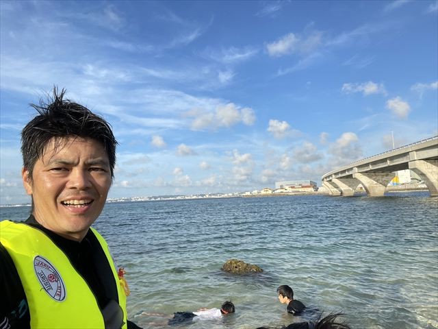 カーミージー到着。浦添西海岸道路をバックに